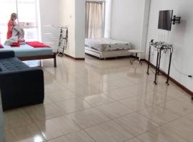 Apto climatizado amplo pé na areia - Itapema 180m da Praia, hotel em Itapema