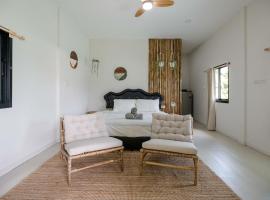 Cozy Mountain View Studio 50 Meters From the Beach, Hotel in Ko Kong Nui