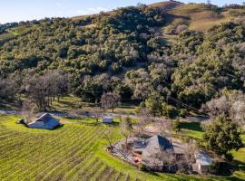 Luxury Wine Country Haven Vineyard Views Near Top Wineries Adelaida Farmhouse, hotel v destinaci Paso Robles