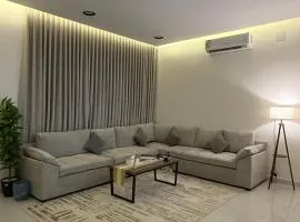 شقة بغرفة معيشة وغرفة نوم