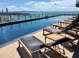 Base Central Pattaya Quiet King-Bed with Infinity Pool & Free Netflix!