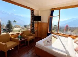 Hotel Suraj Inn ,near Hadimba Devi Temple ! Rooftop Restaurant ! Personal Parking