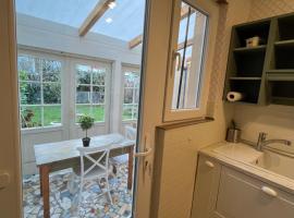 Dans Maison privée Appartement de charme, 70m2 avec pergola Et jardin à 15min centre de Strasbourg Chez Regine, hotel i Schiltigheim