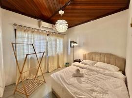 Chic Double Room Shared Bungalow near LRT SS1 PJ, hotel v destinaci Petaling Jaya