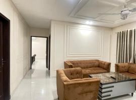 Lower canal 1 BHK secure area, hotel v destinaci Faisalábád