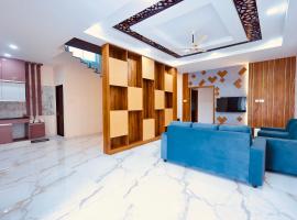 Brand New 4bhk stylish and spacious Duplex house with kitchen, bathtub with modern interiors close to railway station and bus stand, готель із гідромасажними ваннами у місті Тірупаті