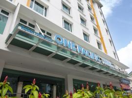 One Pacific Hotel and Serviced Apartments, hotel a prop de Island Hospital, a George Town