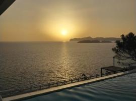 Exclusive Seafront Villa,Private Pool,Gym,BBQ, ξενοδοχείο σε El Toro