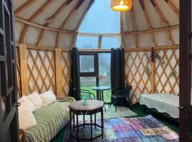 Unique Mongolian Yurt with Two small Guest houses by lake rent out as One, hotel in Hjo