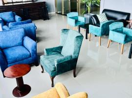 Tris Estates Hotel & Suites, hotel v destinaci Dwarzohn