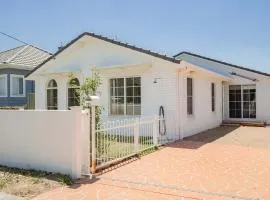 SeaBreeze at Ettalong Spacious Coastal Retreat