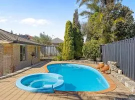 Broadbeach Retreat - 300m walk to the beach