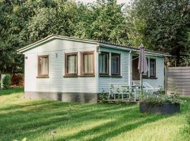 Ferienhäuser Insel Usedom Waldhaus 1 mit Whirlpool - Direkt am Achterwasser, ξενοδοχείο σε Lütow