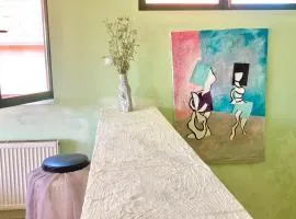 Artists Inn, large 2 bed duplex apartment, parking