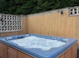 RentMySpaHome with Swimming Pool Hottub and Sauna, hotel v destinaci Sheffield