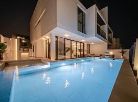 Blausee Beachfront Villa with Private Pool, villa en Al Ḩamrīyah