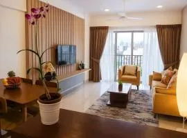 Modern & Cozy City Apartment, Pool and Skyline Views