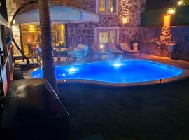 Isıtmalı Havuzlu Otantik Taş Ev – hotel w mieście Fokaja