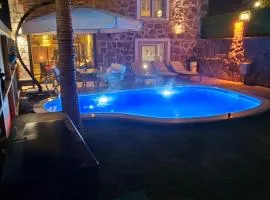 Isıtmalı Havuzlu Otantik Taş Ev