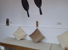 Yucca Bungalow Liwanag, hotel in Depeldet Island