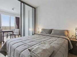 S39- 1 Bedroom Downtown Apt with Balcony and Pool，位于Bang Kapi的酒店