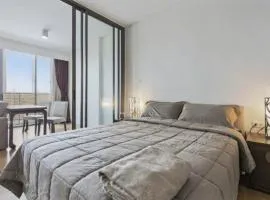 S39- 1 Bedroom Downtown Apt with Balcony and Pool