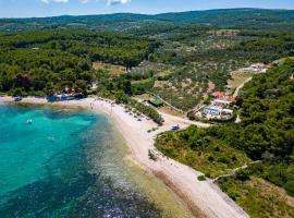 Beachfront House Mir with private pool and jacuzzi right at the beach in beautiful bay in Mirca - Brac, hotel v destinaci Supetar