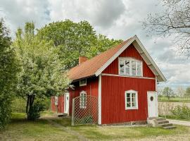 Traditional Red House By The Lake In Småland, hotel v destinaci Åby