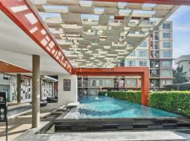Dcondo Kathu - Top Floor 1 Bdr Condo with shared Pool, hotel in Kathu