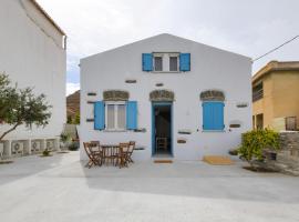 Stylish villa Antika close to the shops and restaurants in Korissia, Kea, hotel a Korissía