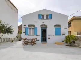 Stylish villa Antika close to the shops and restaurants in Korissia, Kea