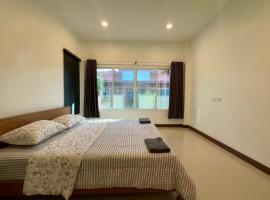 Sea sand Bungalow، فندق في فوكيت تاون