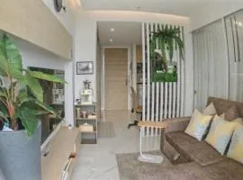 Rocco 513 - Corner 1 bedroom Serviced Apartment with Seaview