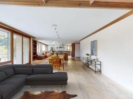 Luxuri&ouml;ses Penthouse in Davos modern hochwertig, hotel para golfe em Davos