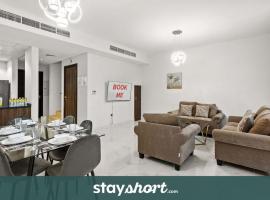 Stayshort - Modern Villa in Avencia Damac Hills 2 with Waterpark Access, hotel con piscina en &lsquo;Ūd al Bayḑāʼ