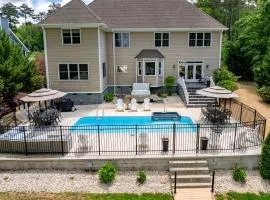 Lakefront Luxury Flat Lot, Heated Pool, Hot Tub & Game Room Fun Dock!