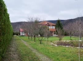 Casa de sub noroi، فندق في Sătuc