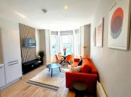 Stunning Modern Apartment Sleeps 4 - 6 Min walk from Golden Beaches-Free Parking