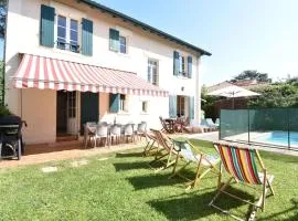 Hossegor Charmante villa avec piscine, jardin et dépendance pour 15 personnes.