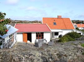 Spacious house near the sea in Skärhamn SE09149 โรงแรมในคาร์แฮมน์