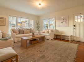 Roof Top Deck Near the Beach Dog Friendly, hotel a Edmonds