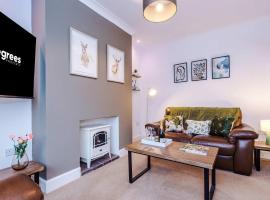 Spacious 3 Bed Home in Great Location by 53 Degrees Property - Ideal for Business with Parking, Hotel in Hartington