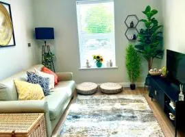 Coastal Breeze, Stylish 1 bedroom, Sleeps 4, Internet and Parking, 10 min to beach