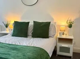 Modern & Spacious 2-bed flat - Central Cardiff - Fast Wifi - Long & Short Stay