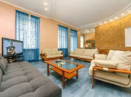 Three bedroom, 8 Lyuteranska str, Centre of Kiev