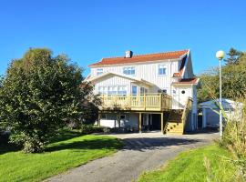 Family-friendly house close to sea & nature in Klövedal SE09145, hotel a Klövedal