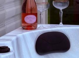 Hot tub retreat, at Tattersall Lakes caravan, hotel a Tattershall