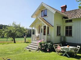 Charming house with kayaks, 300m from the sea on Orust SE09139, hótel í Henån