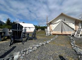 Cute and Comfortable Safari Tent in Seward, Alaska - Amazing Glamping Accommodation with Breathtaking Mountain Views, hotel in Bear Creek