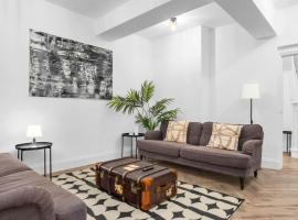 Central Wolverhampton 3-Bed Townhouse - Gated & Secure - Bedroom TV 1CO, hotel en Wolverhampton